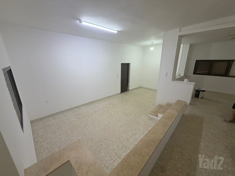 תמונה מיד2 – 5 חדרים • 5,000 ₪, יהודה הלוי, מרכז העיר, קריית אתא (1)