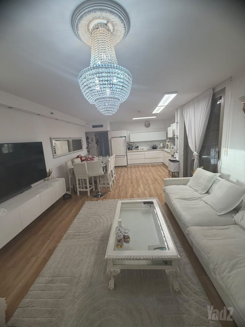 תמונה מיד2 – 5 חדרים • 9,999 ₪, הדס 6, קריית אילון , חולון (1)