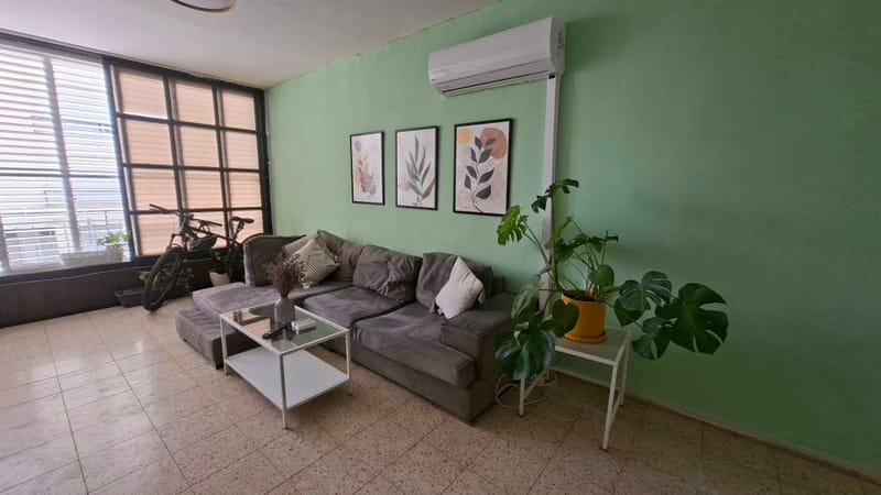 תמונה מפייסבוק – חדר בדירת שותפים • 2,800 ₪, מרכז, הרצליה (1)