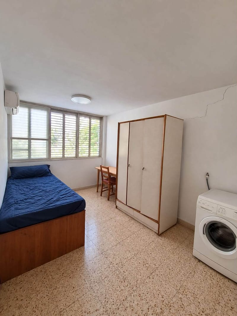 תמונה מפייסבוק – חדר בדירת שותפים • 2,170 ₪, איינשטיין 25, נווה אביבים וסביבתה, תל אביב (1)