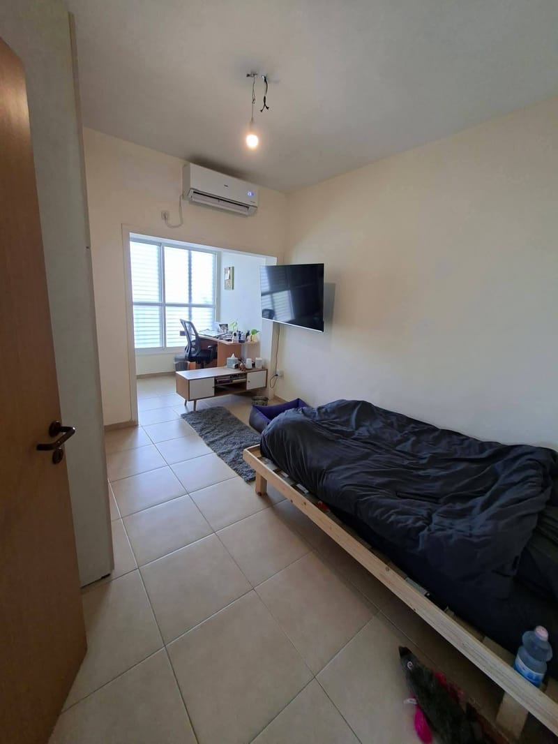 תמונה מפייסבוק – חדר בדירת שותפים • 3,900 ₪, סיטי, גבעתיים (1)