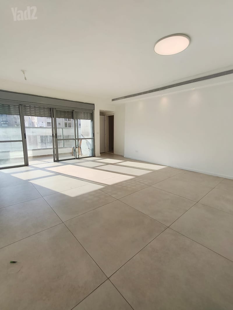 Фото с Yad2 – 6 Комнаты • 10,500 ₪, Лестер, Раанана (1)