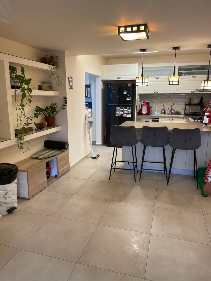 תמונה מפייסבוק – חדר בדירת שותפים • 2,300 ₪, מנחם בן סרוק 14, מרכז, הרצליה (1)