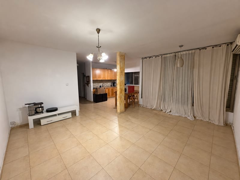 תמונה מפייסבוק – 2.5 חדרים • 4,800 ₪, רמב״ם, מרכז, הרצליה (1)