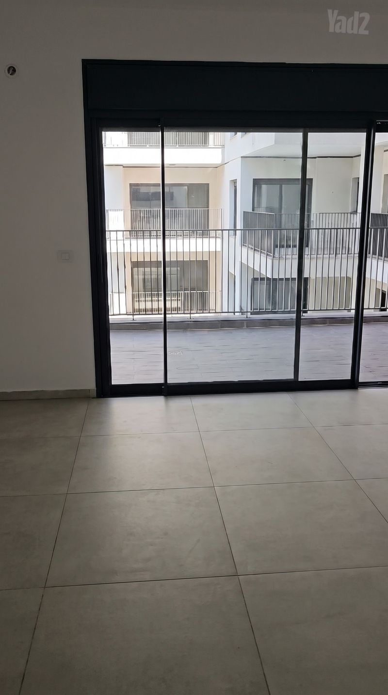 תמונה מיד2 – 4 חדרים • 10,000 ₪, דרך הטייסים 6, תל חיים, תל אביב (1)