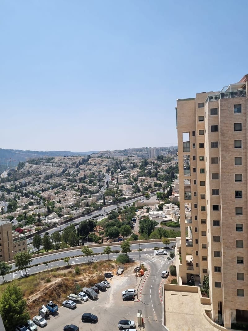 תמונה מיד2 – 4 חדרים • 8,000 ₪, אברהם פררה 11, הולילנד, ירושלים (1)