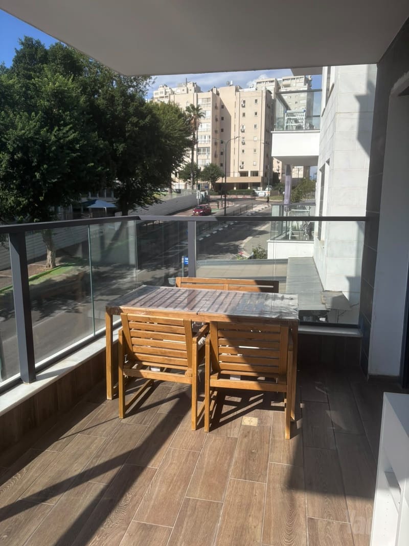 תמונה מיד2 – 5 חדרים • 8,000 ₪, מלכת שבא, צפון מערב מרכז העיר, נתניה (1)