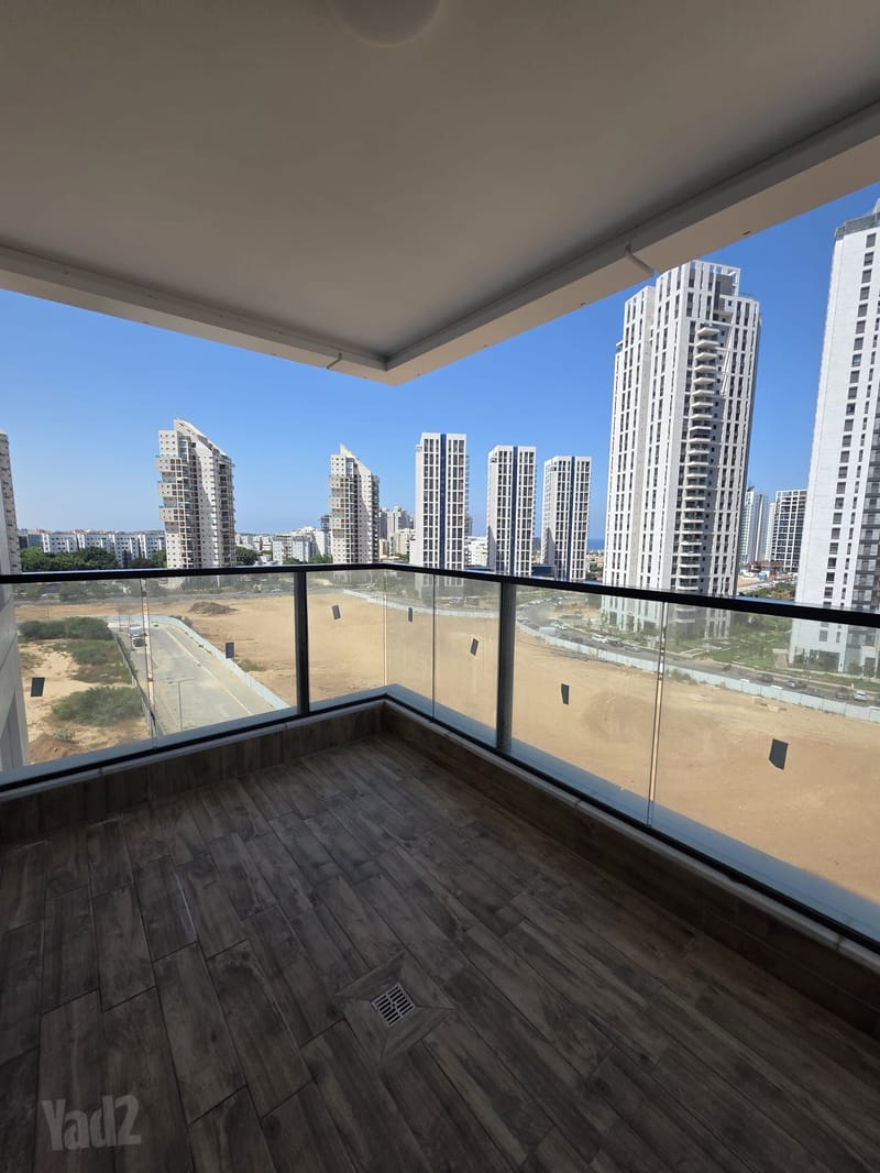 תמונה מיד2 – 5 חדרים • 8,300 ₪, דרך מנחם בגין 1, שכונה דרום חדש, בת ים (1)