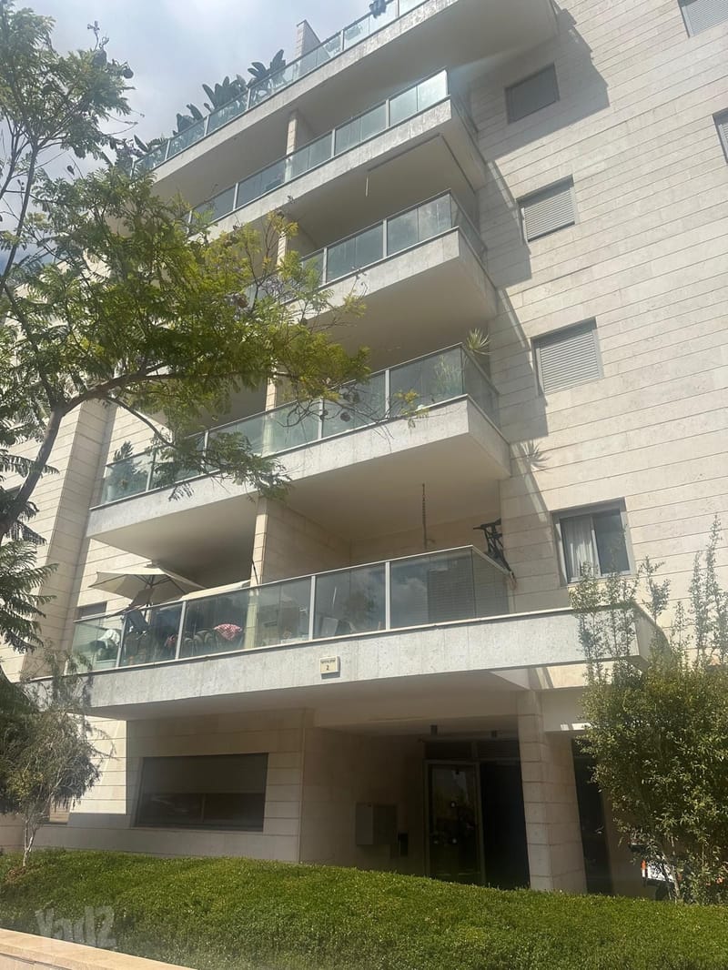 תמונה מיד2 – 6 חדרים • 11,800 ₪, יצחק גרציאני 2, נווה זמר, רעננה (1)
