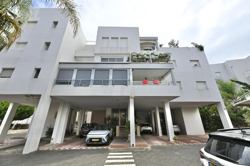 תמונה מיד2 – 4 חדרים • 8,000 ₪, קשת 14, לב המושבה, נס ציונה (1)