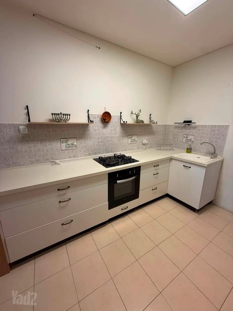 תמונה מיד2 – 3 חדרים • 5,600 ₪, יצחק שדה 33, שכונה דרום חדש, בת ים (1)