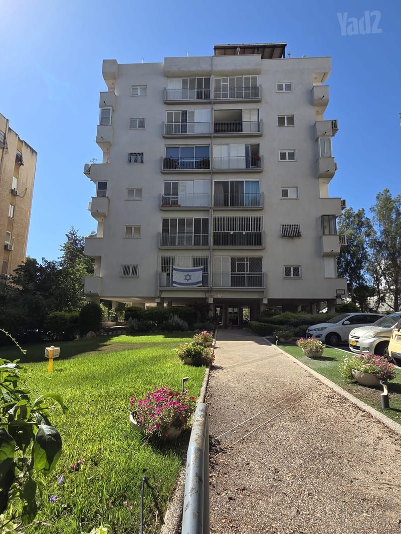 תמונה מיד2 – 5 חדרים • 7,600 ₪, רמב"ם 22, שכונה מרכז דרום, רעננה (1)