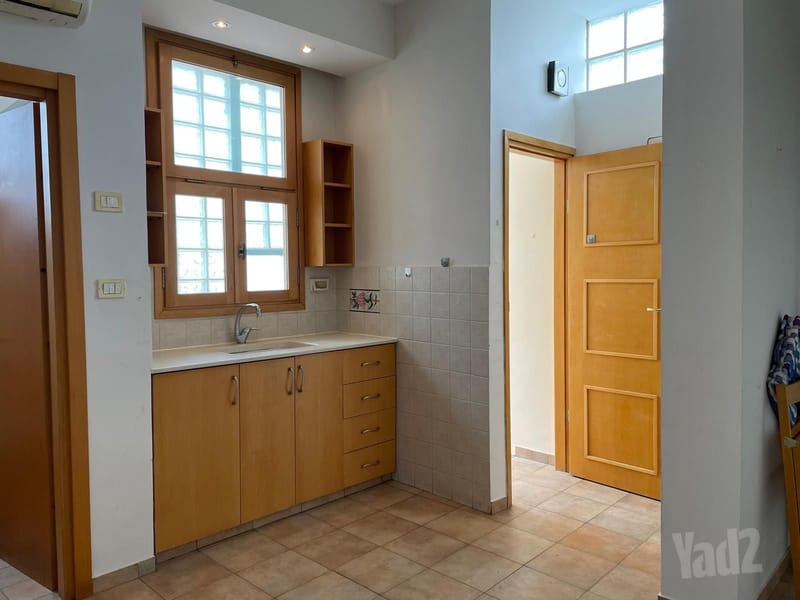 Photo from Yad2 – Room and a half • ₪4,200, הכרמל 6, Mahane Yehuda (City Center), Jerusalem (1)