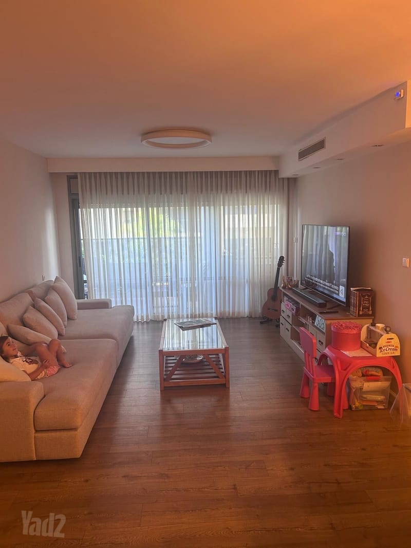 תמונה מיד2 – 5 חדרים • 8,200 ₪, נעמי שמר 8, קריית אילון , חולון (1)