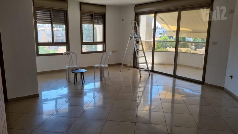 תמונה מיד2 – 4 חדרים • 9,000 ₪, יבנה 42, קריית יערים, רמת השרון (1)