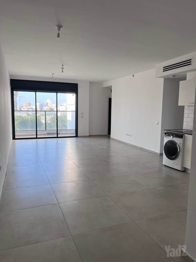 Photo from Yad2 – 5 Rooms • ₪9,000, הרצל 88, Bat Yam City Center, Bat Yam (1)