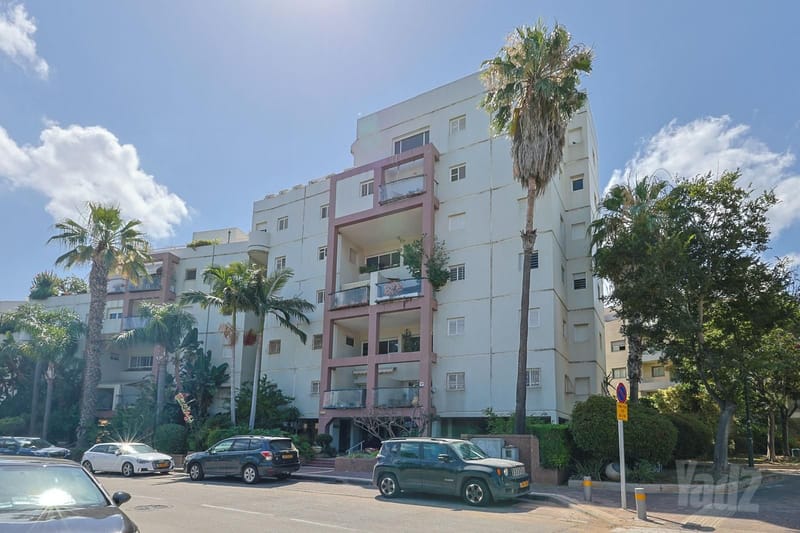 תמונה מיד2 – 4 חדרים • 3,790,000 ₪, דוד בן גוריון 46, גולן, רמת השרון (1)