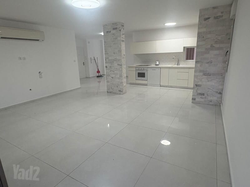תמונה מיד2 – 5 חדרים • 8,200 ₪, היקינטון 10, קריית ראשון, ראשון לציון (1)