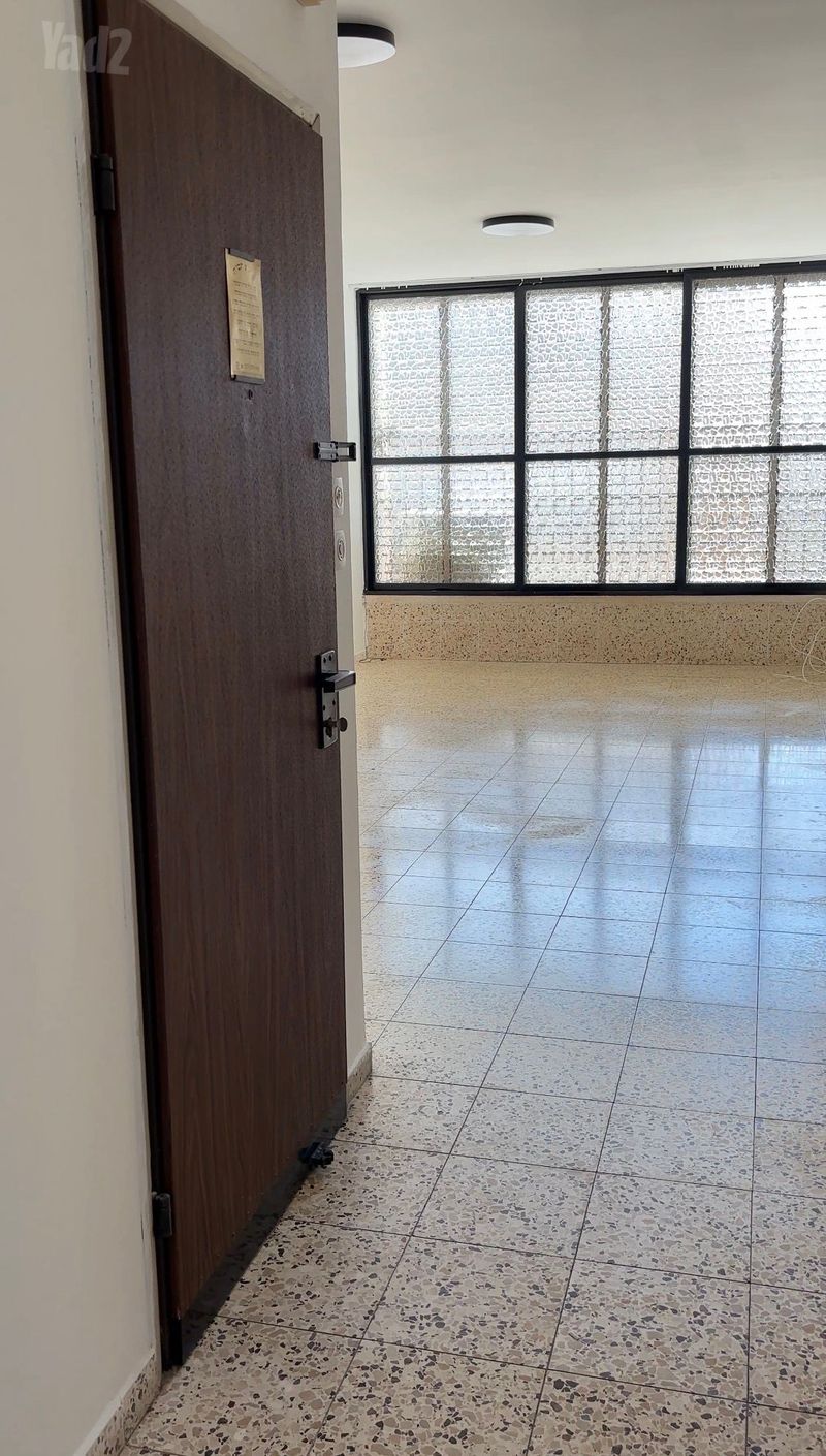 Фото с Yad2 – 4 Комнаты • 5,800 ₪, צבי ש"ץ 23, Грин ВеАм, Холон (1)