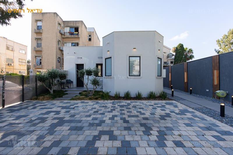 תמונה מיד2 – 5 חדרים • 5,700,000 ₪, שדרות טרומפלדור 4, נווה שאנן, חיפה (1)