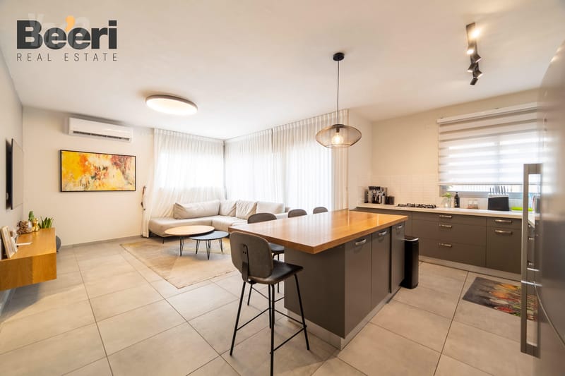 תמונה מיד2 – 4 חדרים • 2,690,000 ₪, ישורון 17, שיכון מזרחי, רמת גן (1)