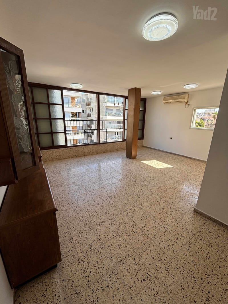 תמונה מיד2 – 5 חדרים • 5,000 ₪, פנחס רוטנברג, מתחם נגבה, רמת גן (1)