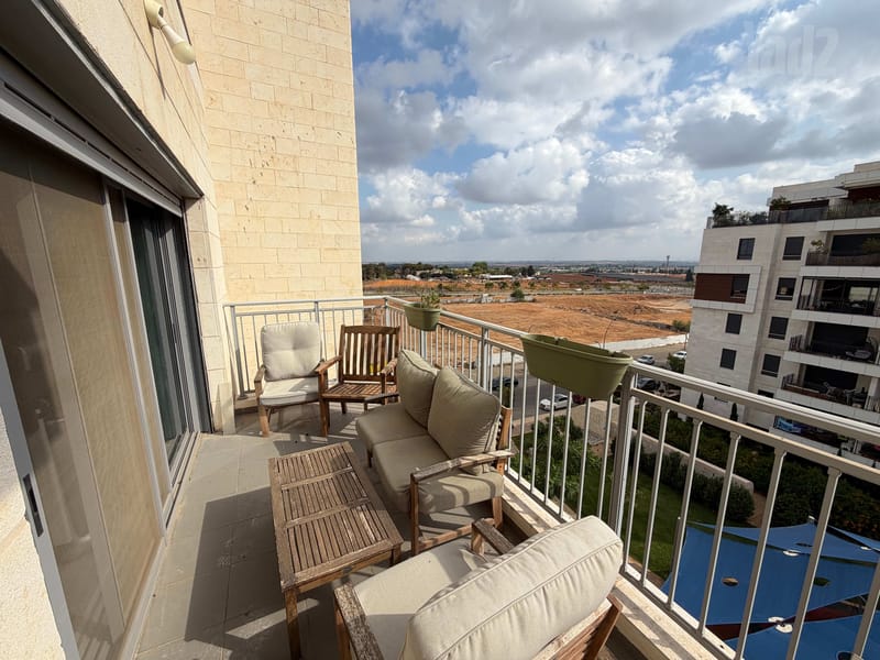 תמונה מיד2 – 4 חדרים • 3,600,000 ₪, יהודה עמיחי 24, נווה זמר, רעננה (1)