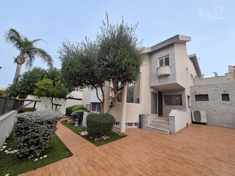 תמונה מיד2 – 7 חדרים • 12,750,000 ₪, גורדון, שכונה מרכז דרום, רעננה (1)