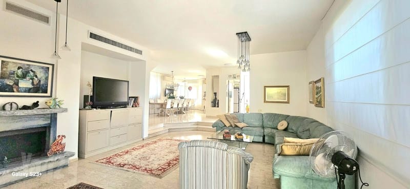 תמונה מיד2 – 8 חדרים • 8,850,000 ₪, קריית קריניצי, רמת גן (1)