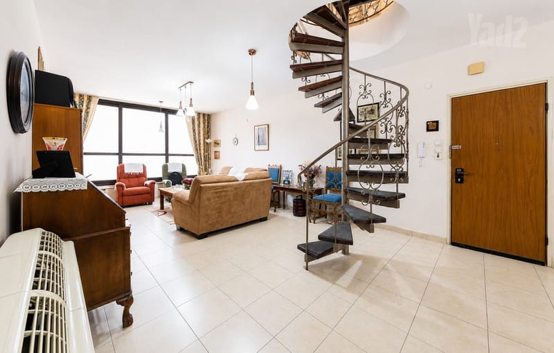 תמונה מיד2 – 4 חדרים • 8,100 ₪, רמב"ם 38, שכונה מרכז דרום, רעננה (1)