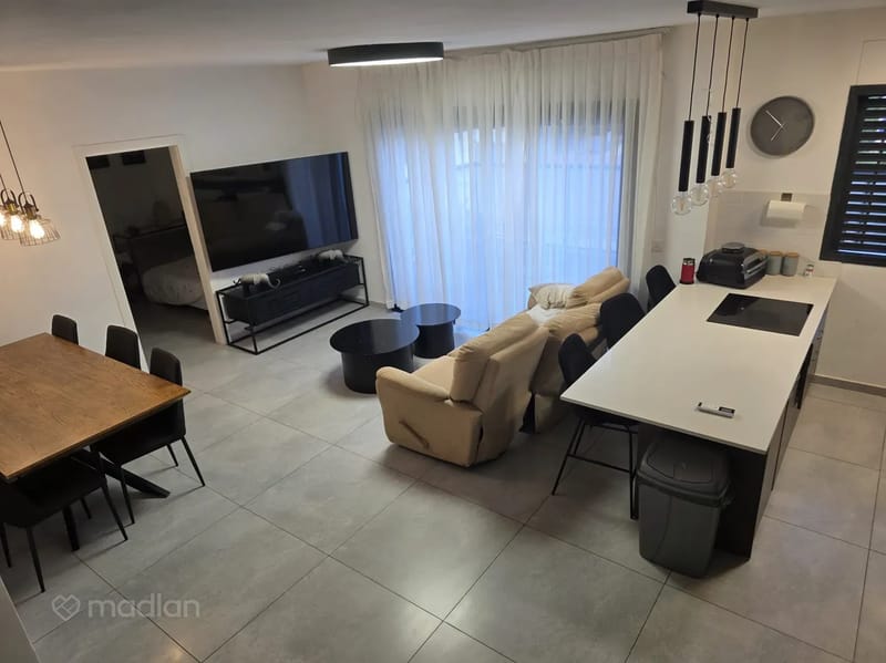 Фото с Madlan – 5 Комнаты • 8,700 ₪, קצנלסון 10, Шикун Ватиким, Холон (1)