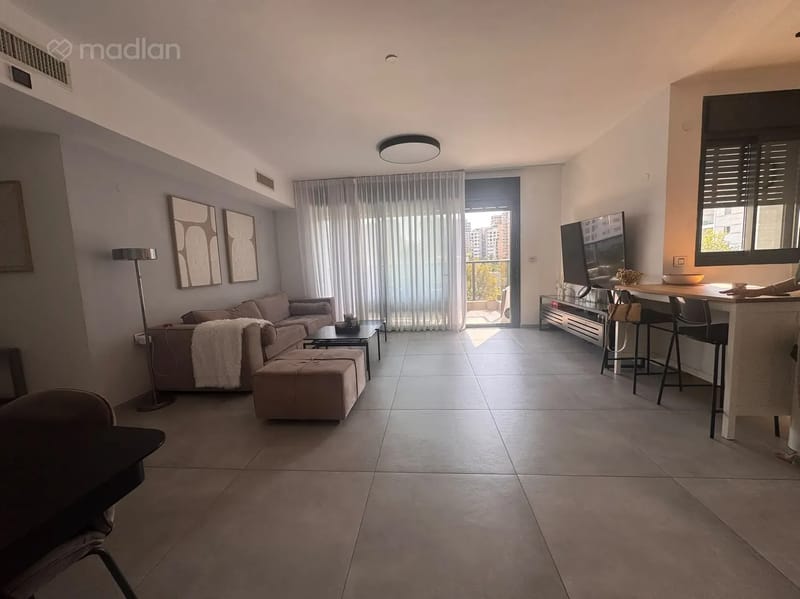 Фото с Madlan – 5 Комнаты • 16,000 ₪, קדושי השואה 4, Азорей Хен, Тель-Авив