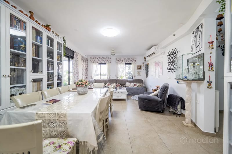 תמונה ממדלן – 4 חדרים • 3,050,000 ₪, דב הוז 2, כפר גנים א', פתח תקווה (1)