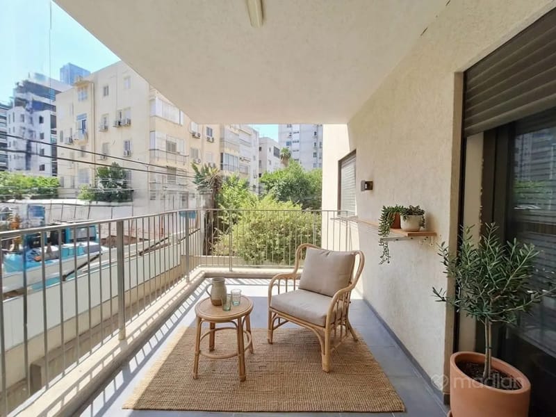תמונה ממדלן – 5 חדרים • 16,000 ₪, משה שרת 12, הצפון החדש - סביבת כיכר המדינה, תל אביב (1)