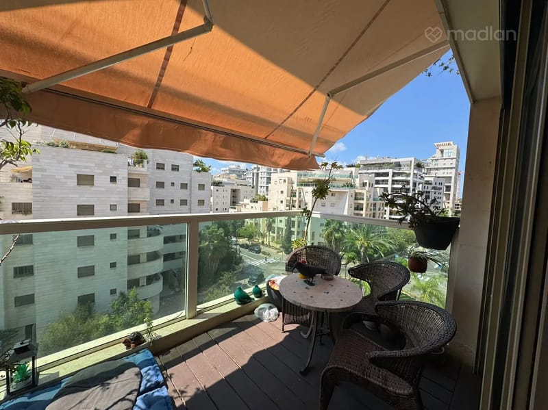 תמונה ממדלן – 5 חדרים • 12,500 ₪, אהרון בקר 5, תל ברוך צפון, תל אביב