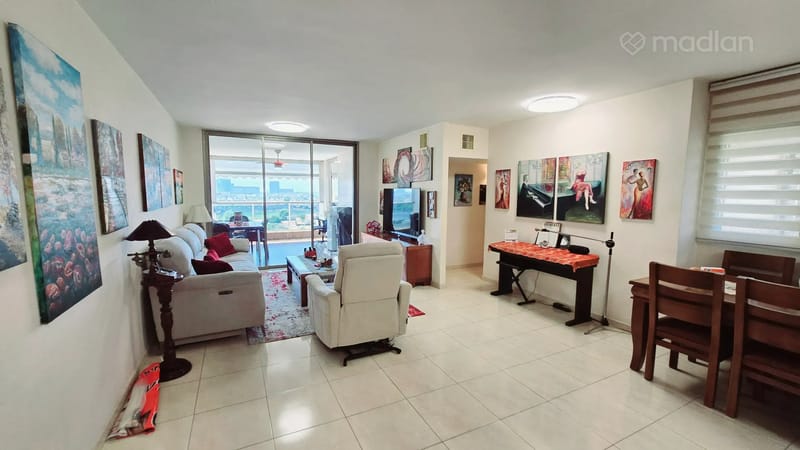 תמונה ממדלן – 4 חדרים • 2,290,000 ₪, הרב מימון 22, שכונה דרום מזרח, בת ים (1)