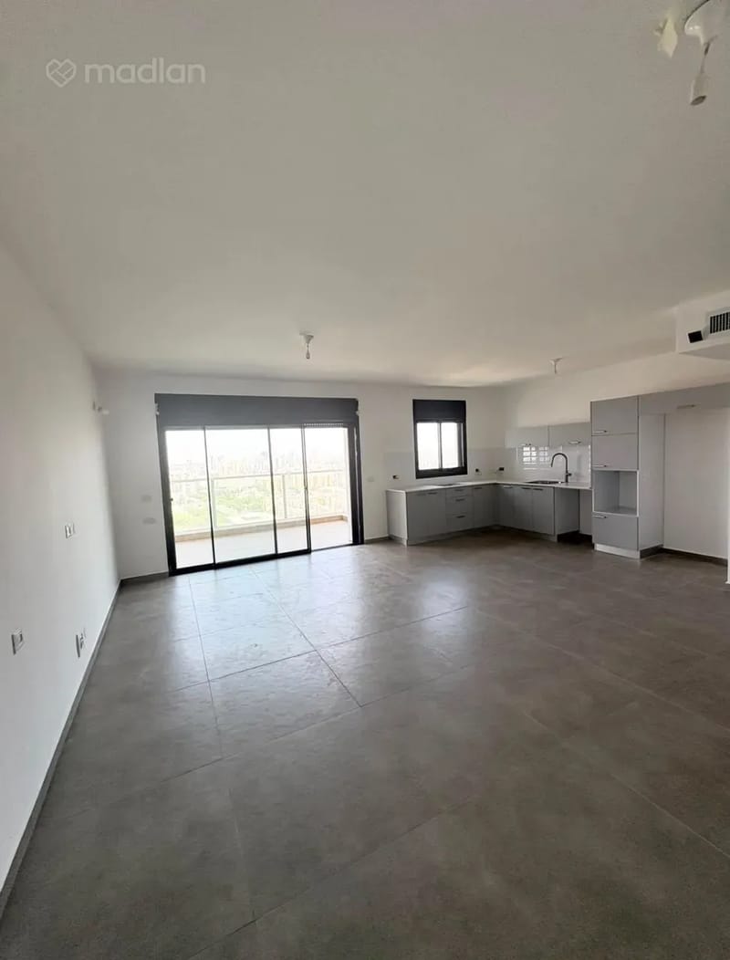 תמונה ממדלן – 4.5 חדרים • 7,600 ₪, פרויקט THE FIVE, לב העיר, בת ים (1)