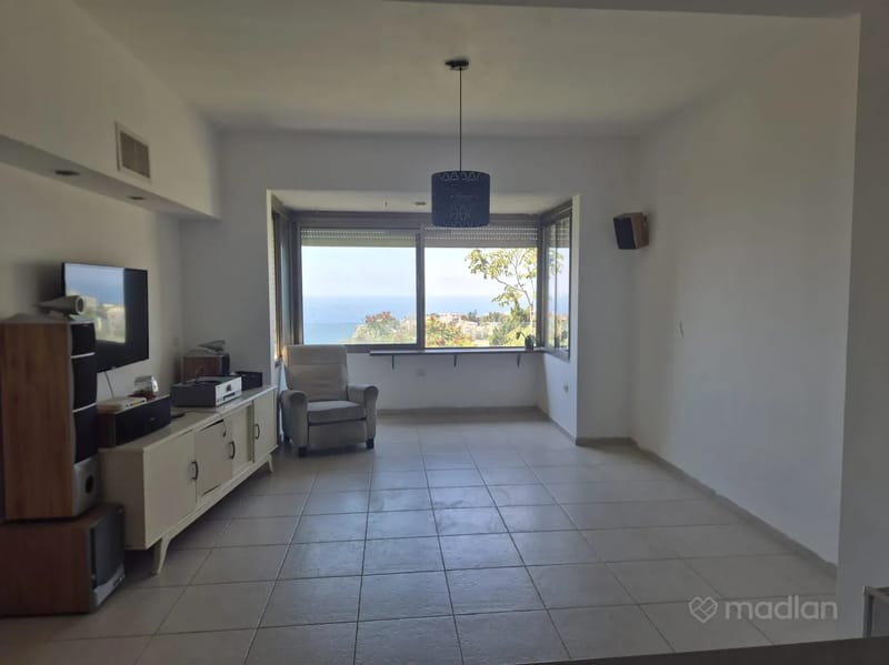 תמונה ממדלן – 4 חדרים • 5,450 ₪, ירקון 17, שמבור, חיפה (1)