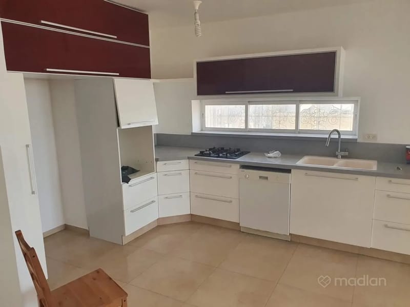 תמונה ממדלן – 4 חדרים • 5,500 ₪, פתח תקווה 29, רמת אפרים, נתניה (1)