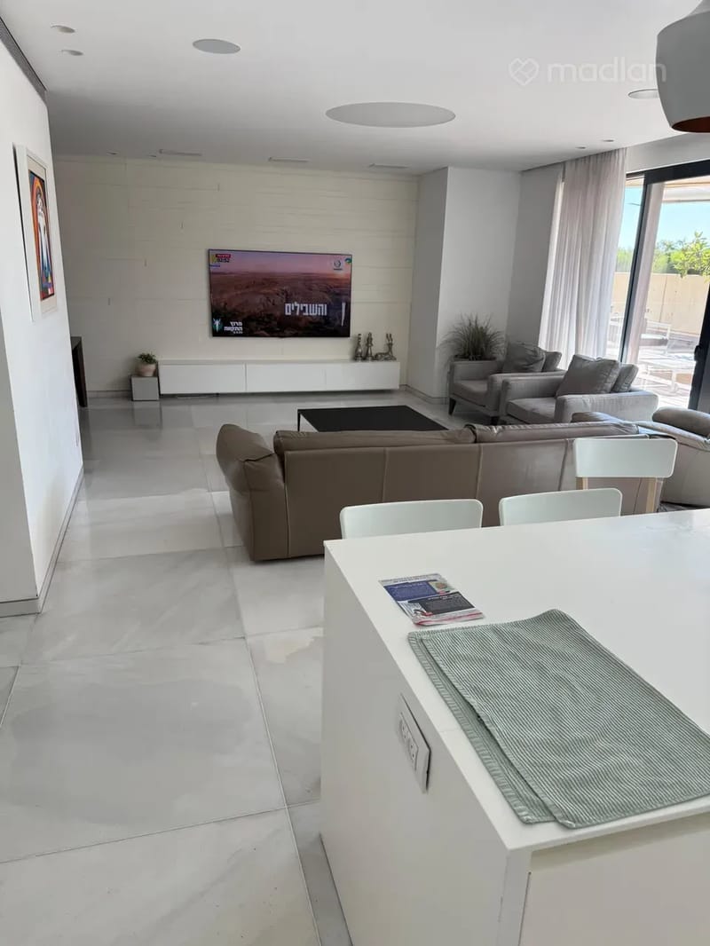 Photo from Madlan – 6 Rooms • ₪27,000, פרופ' פנינה זלצמן 8, Glilot, Tel Aviv (1)