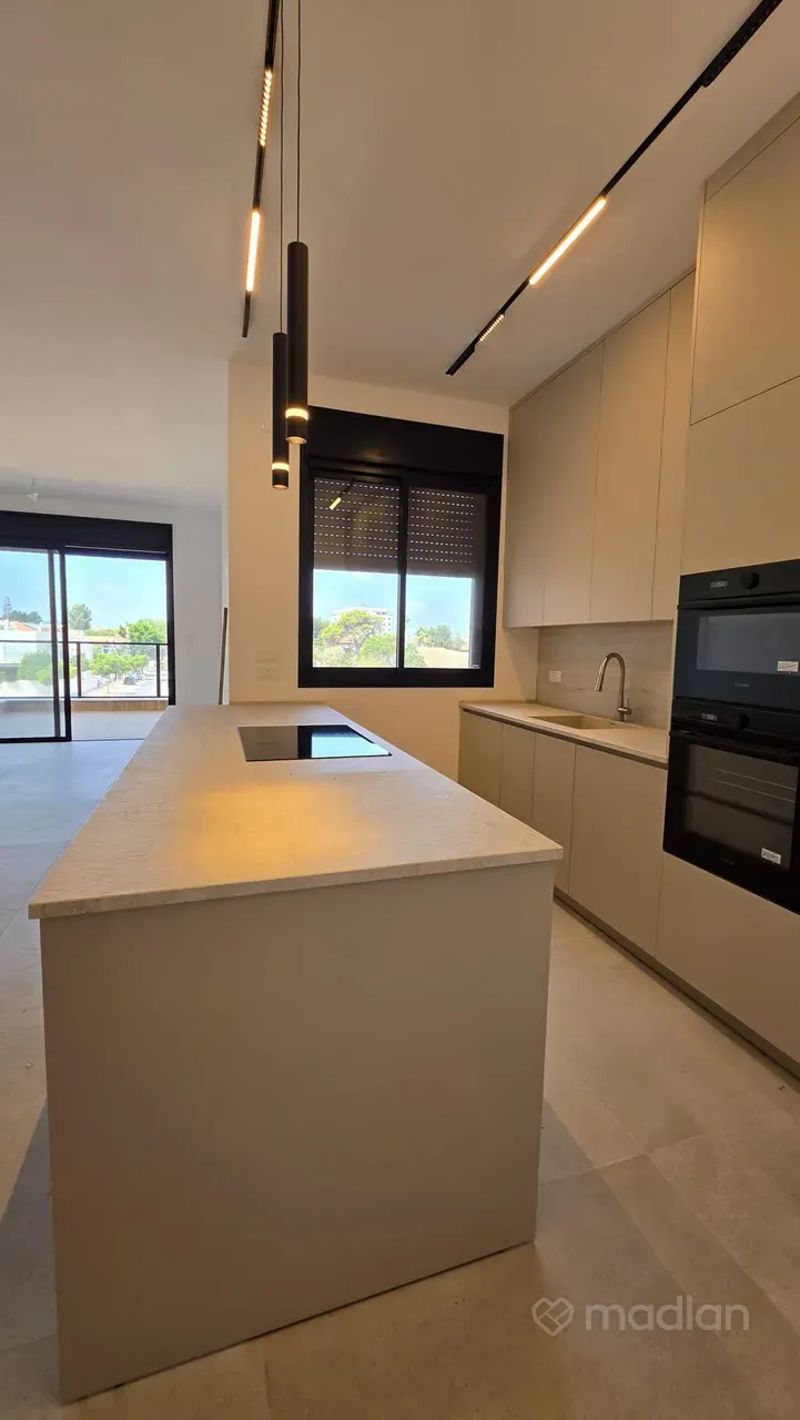 תמונה ממדלן – 5 חדרים • 11,000 ₪, הירדן 8, קריית אליהו גולומב, רעננה (1)