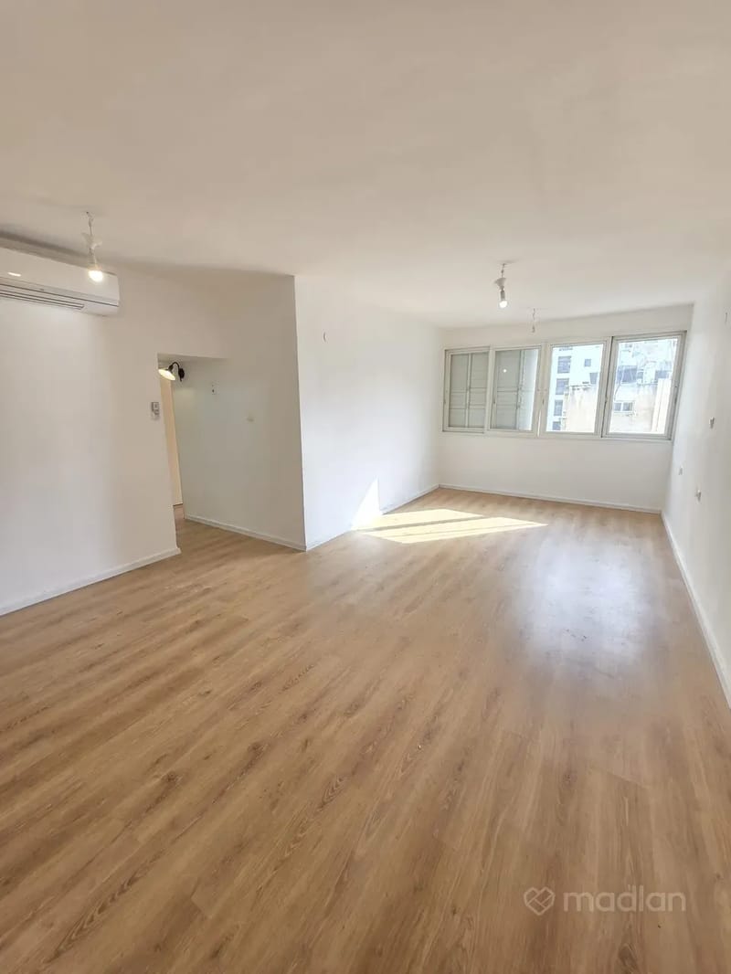 תמונה ממדלן – 3 חדרים • 5,400 ₪, שדרות הרב לוין 24, רמת עמידר, רמת גן (1)