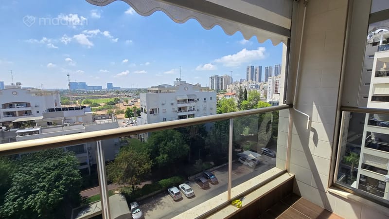 תמונה ממדלן – 4 חדרים • 2,290,000 ₪, הרב מיימון 47, שכונה דרום מזרח, בת ים (1)