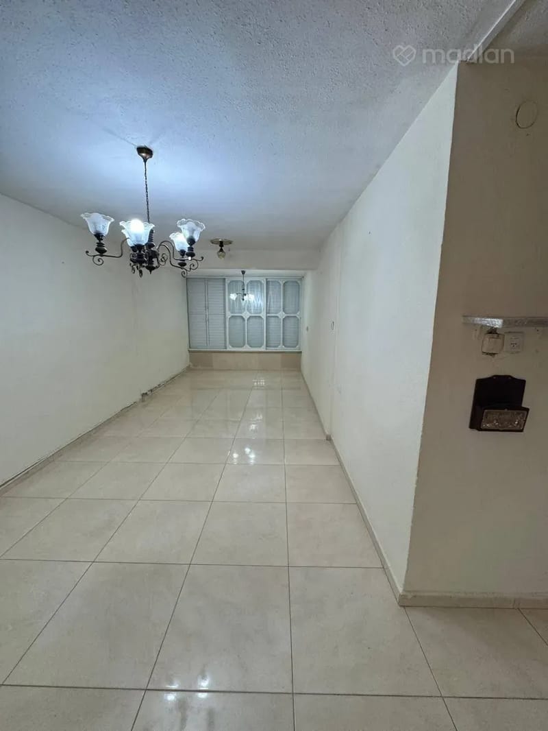 תמונה ממדלן – 4.5 חדרים • 5,200 ₪, העצמאות 49, רמות בן צבי, יבנה (1)