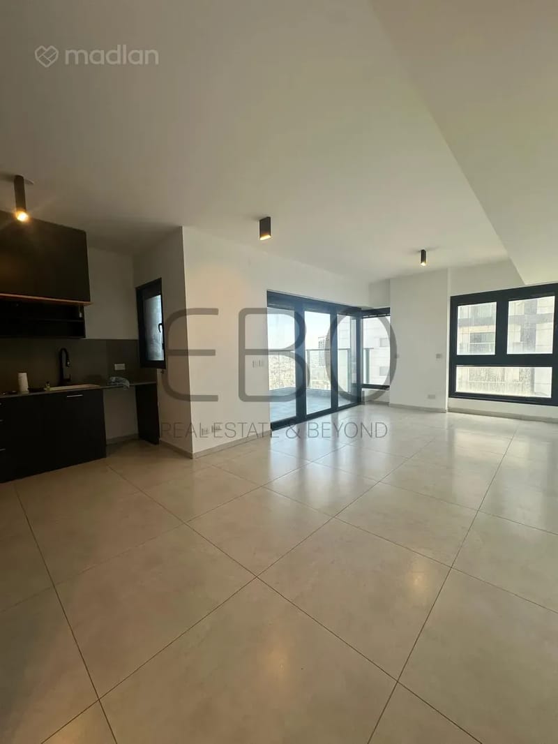 תמונה ממדלן – 4 חדרים • 7,700 ₪, אריק אינשטיין 43, שכונה דרום חדש, בת ים (1)