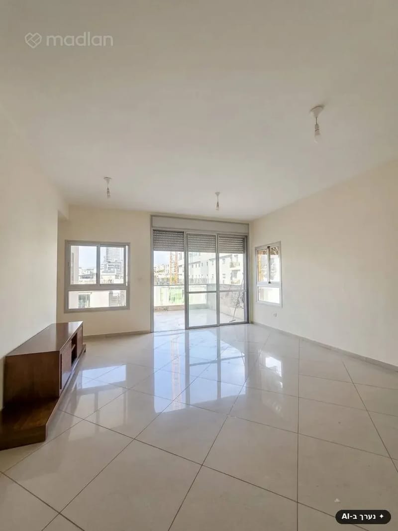 Фото с Madlan – 4 Комнаты • 8,800 ₪, ז'בוטינסקי 20, Арлозоров, Гиватаим (1)