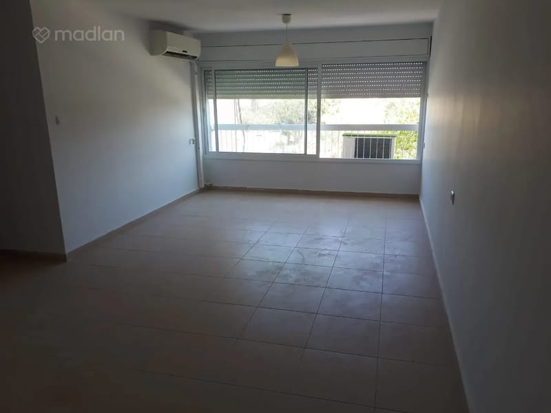 Фото с Madlan – 4 Комнаты • 5,800 ₪, הרב לוי 4, Рамат ха-Наси, Бат-Ям (1)