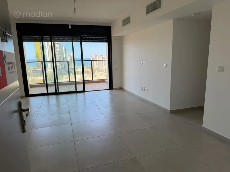 תמונה ממדלן – 3 חדרים • 7,200 ₪, פרויקט MOMENT, שכונה דרום מזרח, בת ים (1)