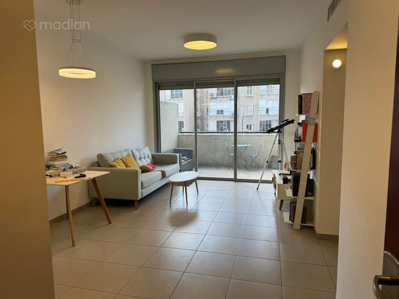 תמונה ממדלן – 2.5 חדרים • 7,800 ₪, רות 11, חרוזים, רמת גן (1)