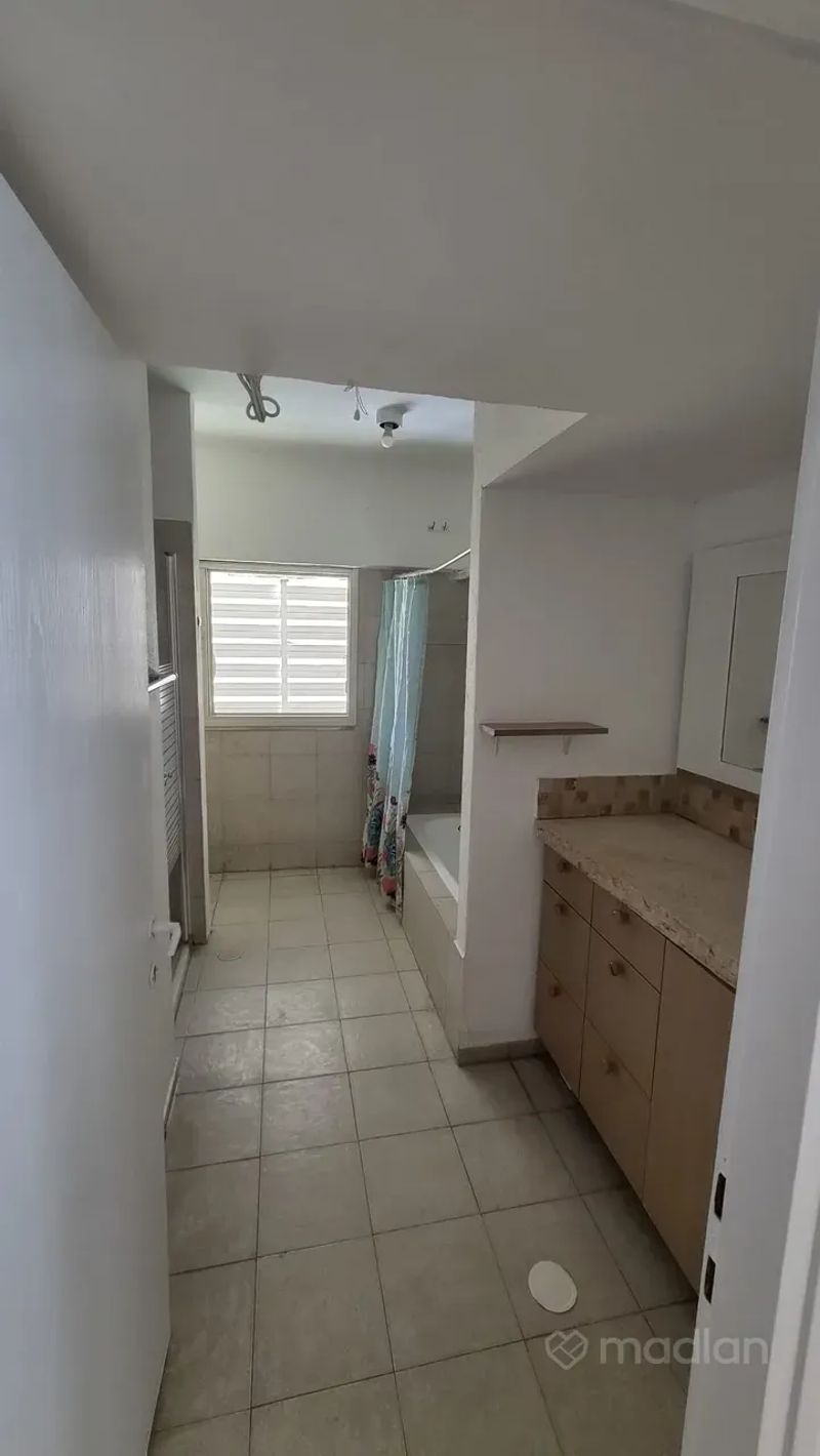תמונה ממדלן – 4 חדרים • 7,500 ₪, סמטת היסמין 7, נווה יהושע, רמת גן (1)